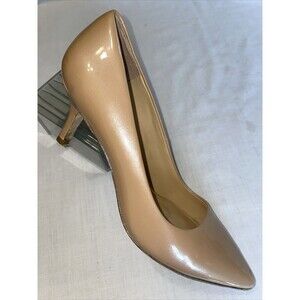 Donald Pliner Dress Pumps Women’s Size 7.5 M Beige Patent Leather Kitten Heels